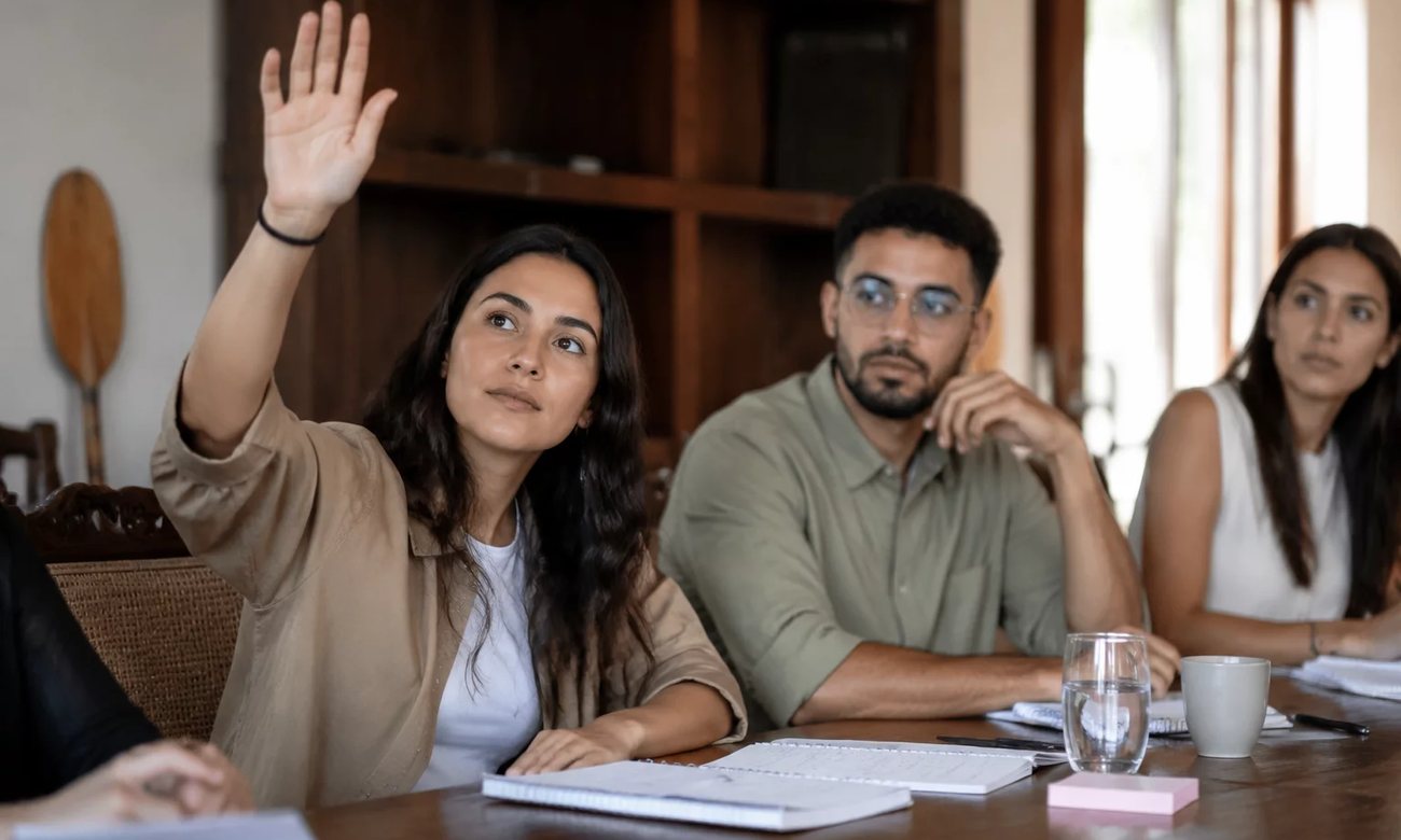 Dois participantes organizando a próxima rodada com caderno e marca-texto